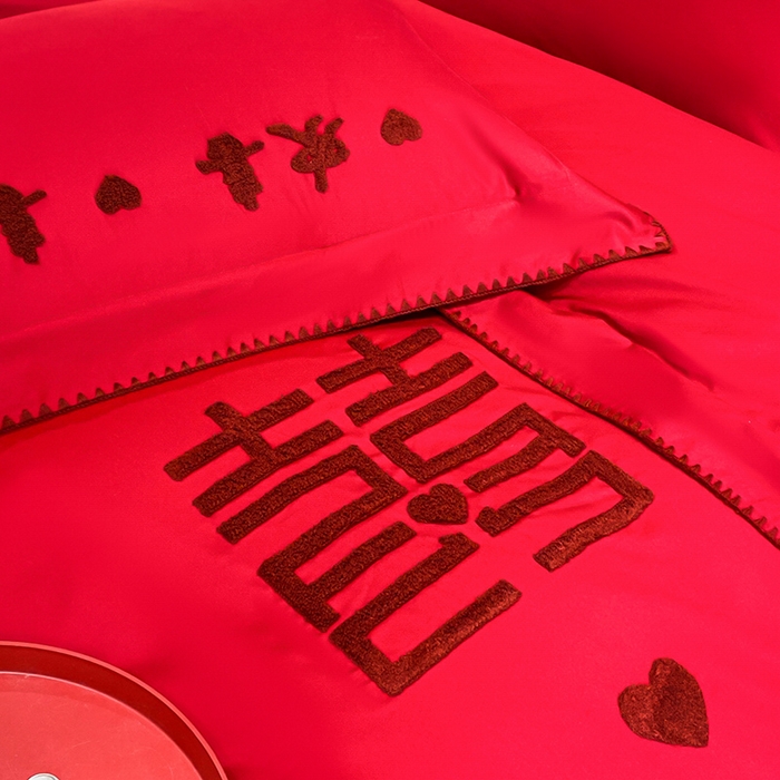 91家纺网 家纺一手货源 找家纺 置顶家纺 2025新款亲肤磨毛刺绣婚庆四件套系列-棚拍 喜从天降-大红