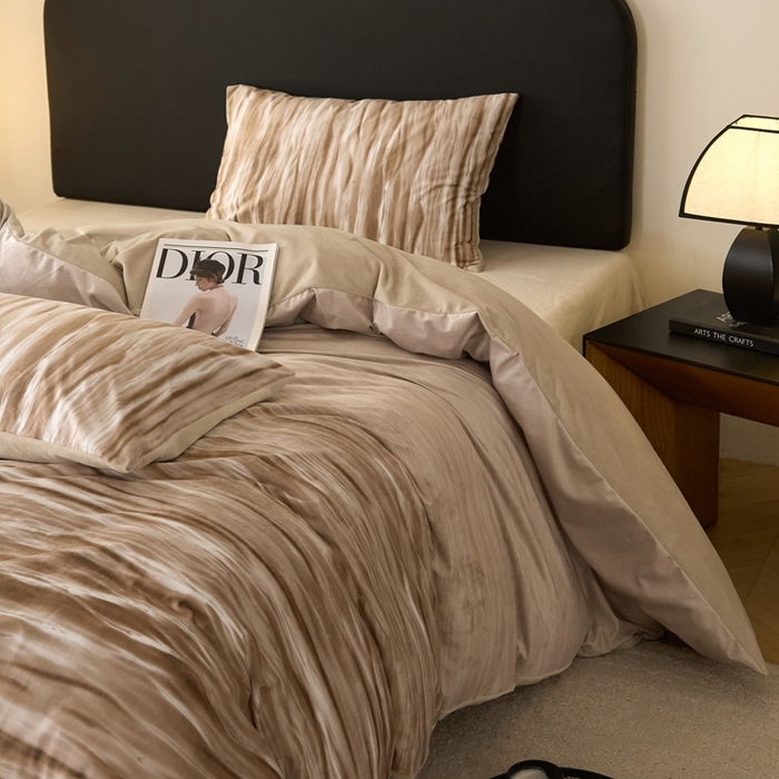 91家纺网 家纺一手货源 找家纺 ONE TWO ONE 121 2025秋冬新款牛奶绒德芙绒宝宝绒婴儿绒短毛绒四件套床单被套-波光莎娜【未来大爆款】【提供买家秀】  会员-10    控价 标准258  加大278 波光莎娜-咖