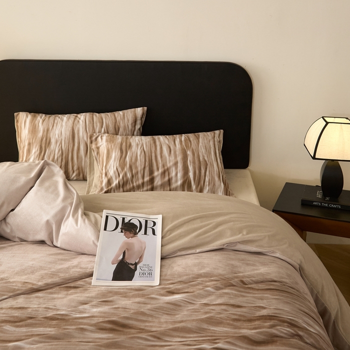 91家纺网 家纺一手货源 找家纺 ONE TWO ONE 121 2025秋冬新款牛奶绒德芙绒宝宝绒婴儿绒短毛绒四件套床单被套-波光莎娜【未来大爆款】【提供买家秀】  会员-10    控价 标准258  加大278 波光莎娜-咖