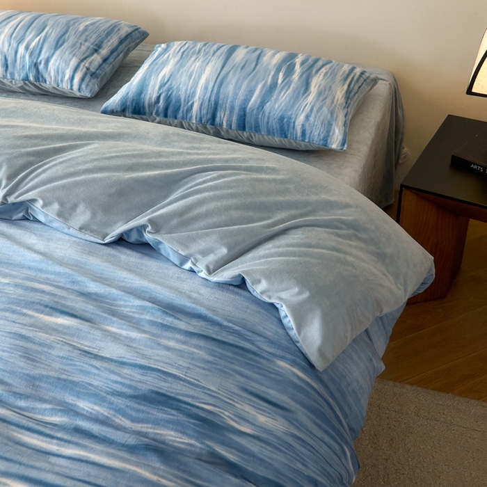 91家纺网 家纺一手货源 找家纺 ONE TWO ONE 121 2025秋冬新款牛奶绒德芙绒宝宝绒婴儿绒短毛绒四件套床单被套-波光莎娜【未来大爆款】【提供买家秀】  会员-10    控价 标准258  加大278 波光莎娜-蓝