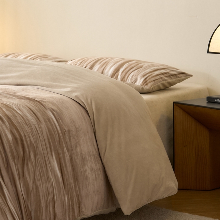 91家纺网 家纺一手货源 找家纺 ONE TWO ONE 121 2025秋冬新款牛奶绒德芙绒宝宝绒婴儿绒短毛绒四件套床单被套-波光莎娜【未来大爆款】【提供买家秀】  会员-10    控价 标准258  加大278 波光莎娜-咖