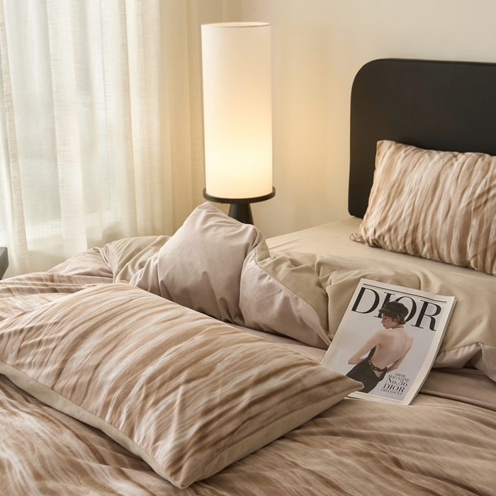 91家纺网 家纺一手货源 找家纺 ONE TWO ONE 121 2025秋冬新款牛奶绒德芙绒宝宝绒婴儿绒短毛绒四件套床单被套-波光莎娜【未来大爆款】【提供买家秀】  会员-10    控价 标准258  加大278 波光莎娜-咖