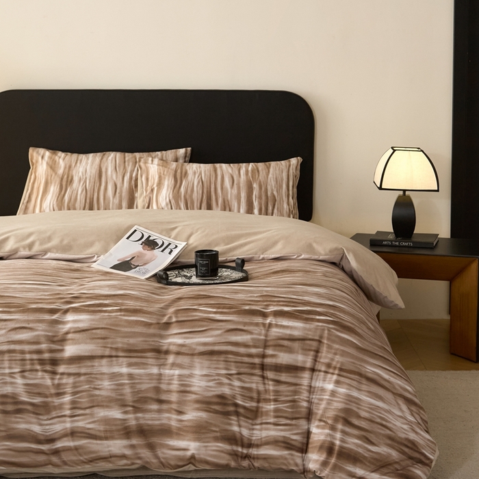 91家纺网 家纺一手货源 找家纺 ONE TWO ONE 121 2025秋冬新款牛奶绒德芙绒宝宝绒婴儿绒短毛绒四件套床单被套-波光莎娜【未来大爆款】【提供买家秀】  会员-10    控价 标准258  加大278 波光莎娜-咖