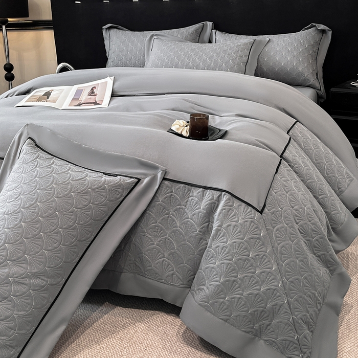 91家纺网 家纺一手货源 找家纺 博纳家纺 2025新款亲肤棉立体绗缝绣花拼角嵌绳四件套-浮光掠影 控价劵后198（严格按控价来） 浮光掠影-绅士灰