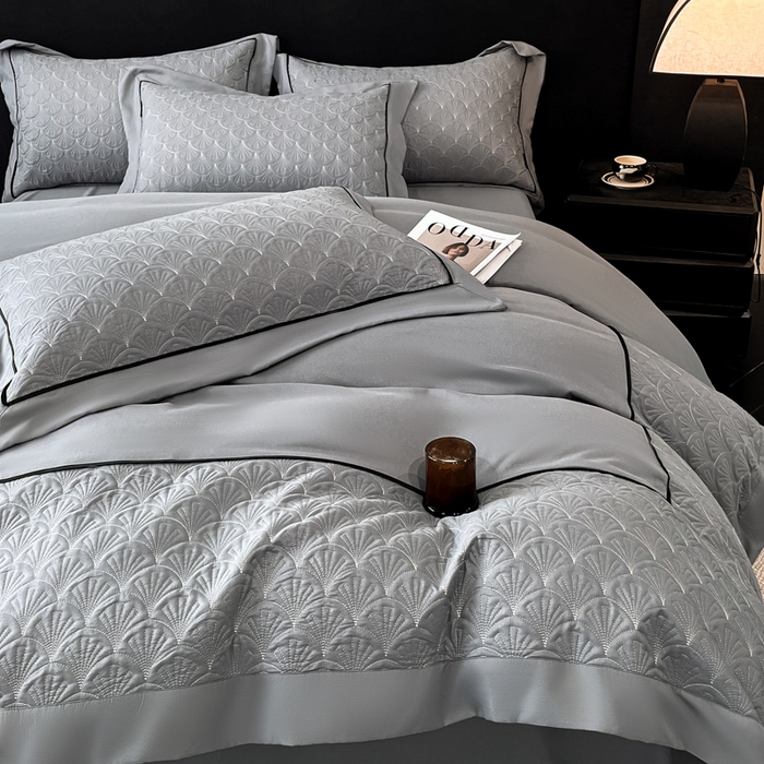 91家纺网 家纺一手货源 找家纺 博纳家纺 2025新款亲肤棉立体绗缝绣花拼角嵌绳四件套-浮光掠影 控价劵后198（严格按控价来） 浮光掠影-绅士灰