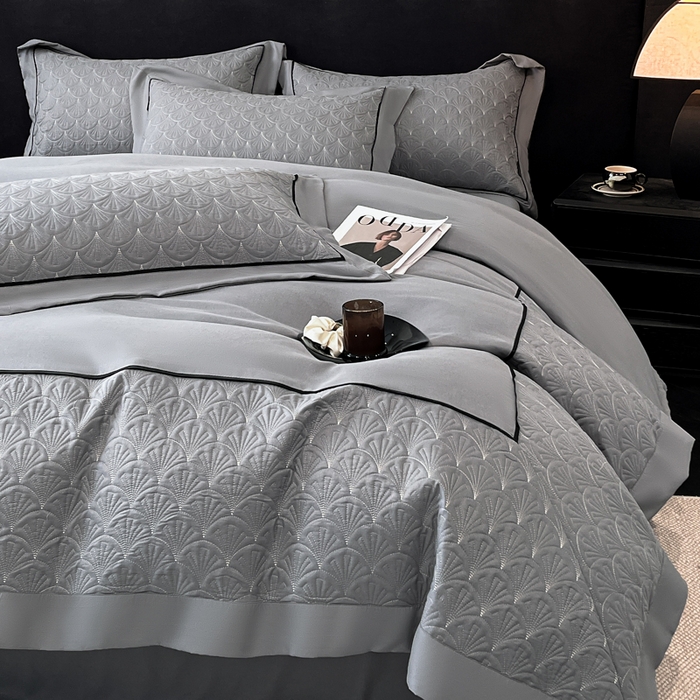 91家纺网 家纺一手货源 找家纺 博纳家纺 2025新款亲肤棉立体绗缝绣花拼角嵌绳四件套-浮光掠影 控价劵后198（严格按控价来） 浮光掠影-绅士灰