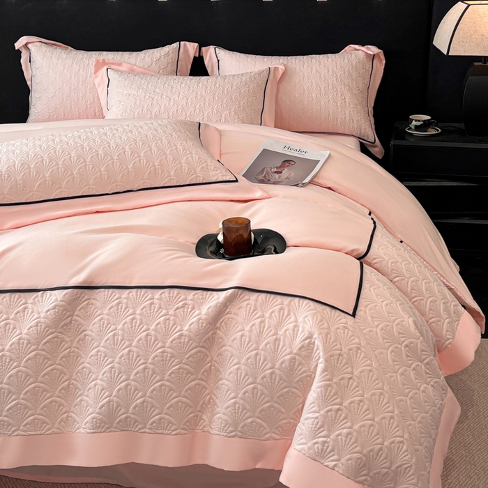 91家纺网 家纺一手货源 找家纺 博纳家纺 2025新款亲肤棉立体绗缝绣花拼角嵌绳四件套-浮光掠影 控价劵后198（严格按控价来） 浮光掠影-粉玉