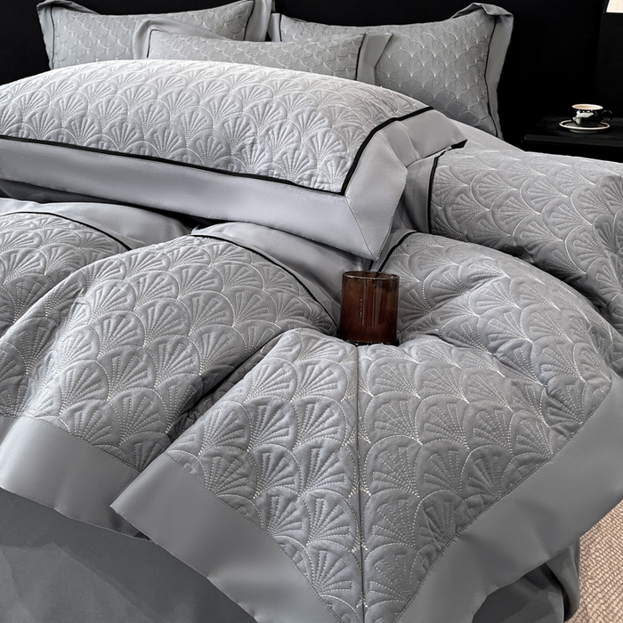 91家纺网 家纺一手货源 找家纺 博纳家纺 2025新款亲肤棉立体绗缝绣花拼角嵌绳四件套-浮光掠影 控价劵后198（严格按控价来） 浮光掠影-绅士灰