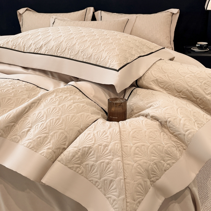 91家纺网 家纺一手货源 找家纺 博纳家纺 2025新款亲肤棉立体绗缝绣花拼角嵌绳四件套-浮光掠影 控价劵后198（严格按控价来） 浮光掠影-香槟