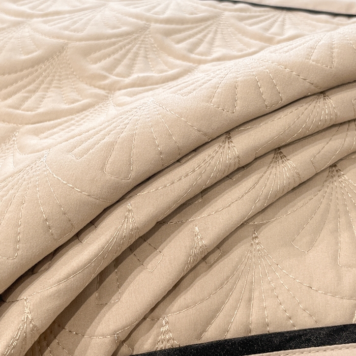 91家纺网 家纺一手货源 找家纺 博纳家纺 2025新款亲肤棉立体绗缝绣花拼角嵌绳四件套-浮光掠影 控价劵后198（严格按控价来） 浮光掠影-香槟