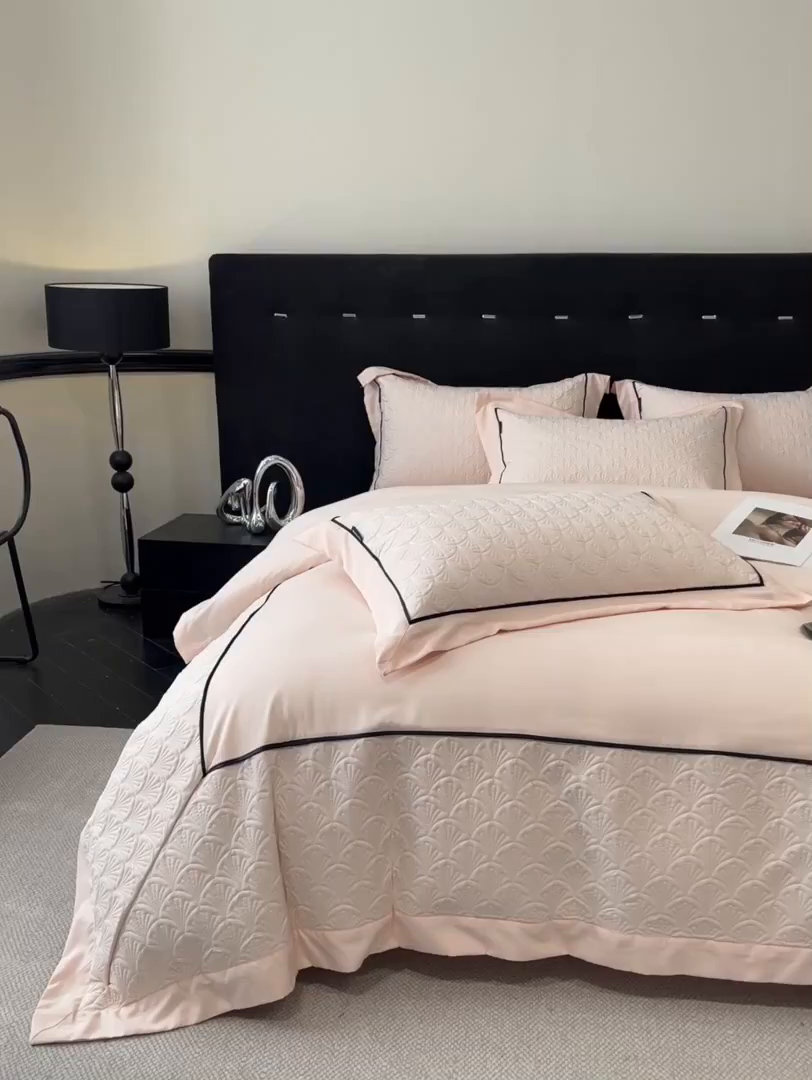 91家纺网 家纺一手货源 找家纺 博纳家纺 2025新款亲肤棉立体绗缝绣花拼角嵌绳四件套-浮光掠影 控价劵后198（严格按控价来） 浮光掠影-粉玉