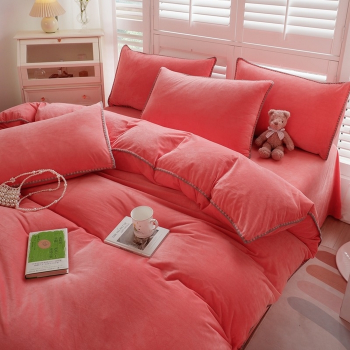91家纺网 家纺一手货源 找家纺 啊雅家居 2025新款亲肤舒适贝壳边宝宝绒纯色四件套 贝壳玫红