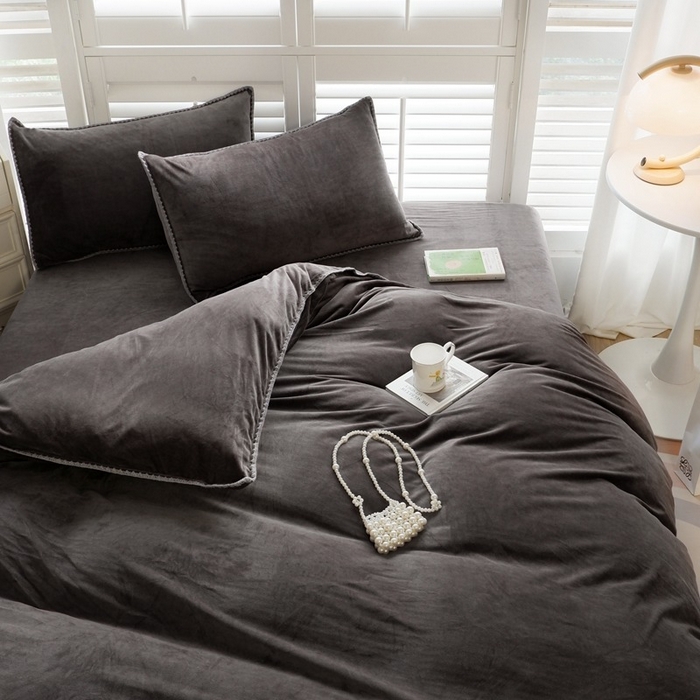 91家纺网 家纺一手货源 找家纺 啊雅家居 2025新款亲肤舒适贝壳边宝宝绒纯色四件套 贝壳黑灰