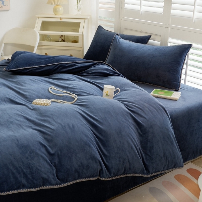 91家纺网 家纺一手货源 找家纺 啊雅家居 2025新款亲肤舒适贝壳边宝宝绒纯色四件套 贝壳藏青