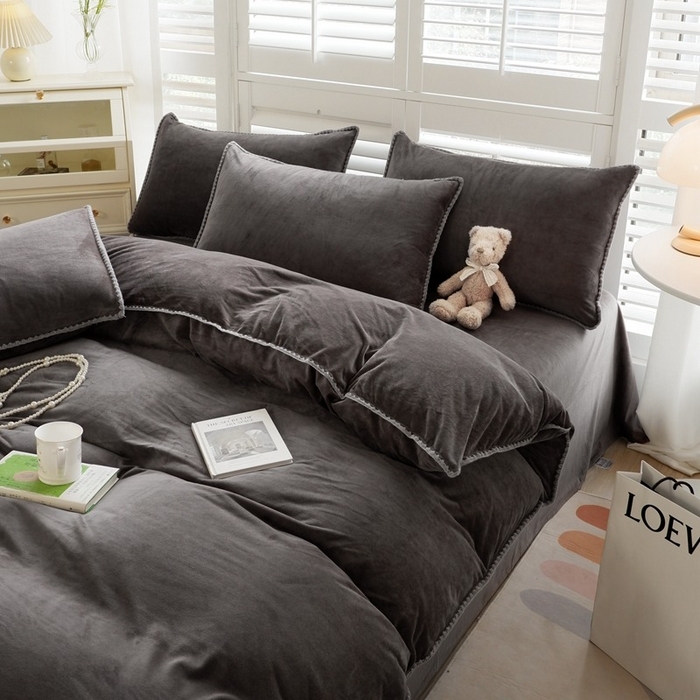 91家纺网 家纺一手货源 找家纺 啊雅家居 2025新款亲肤舒适贝壳边宝宝绒纯色四件套 贝壳黑灰