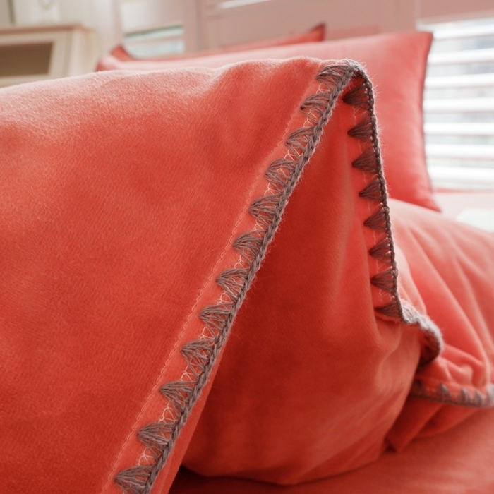 91家纺网 家纺一手货源 找家纺 啊雅家居 2025新款亲肤舒适贝壳边宝宝绒纯色四件套 贝壳砖红