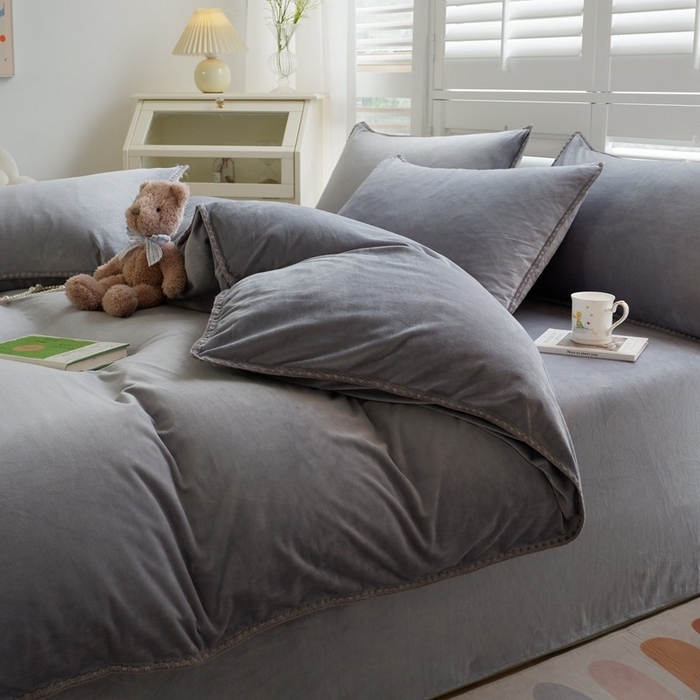 91家纺网 家纺一手货源 找家纺 啊雅家居 2025新款亲肤舒适贝壳边宝宝绒纯色四件套 贝壳银灰