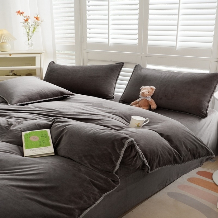 91家纺网 家纺一手货源 找家纺 啊雅家居 2025新款亲肤舒适贝壳边宝宝绒纯色四件套 贝壳黑灰