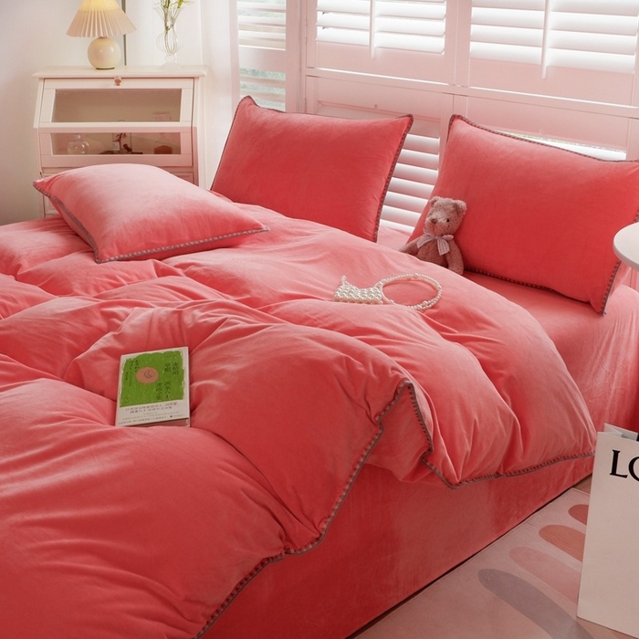 91家纺网 家纺一手货源 找家纺 啊雅家居 2025新款亲肤舒适贝壳边宝宝绒纯色四件套 贝壳玫红