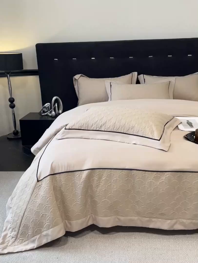 91家纺网 家纺一手货源 找家纺 博纳家纺 2025新款亲肤棉立体绗缝绣花拼角嵌绳四件套-浮光掠影 控价劵后198（严格按控价来） 浮光掠影-香槟