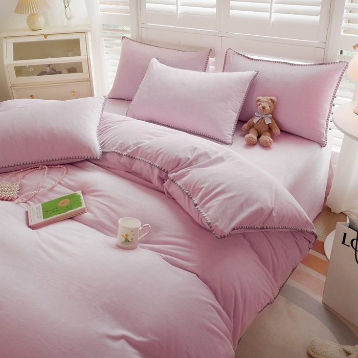 91家纺网 家纺一手货源 找家纺 啊雅家居 2025新款亲肤舒适贝壳边宝宝绒纯色四件套 贝壳清粉