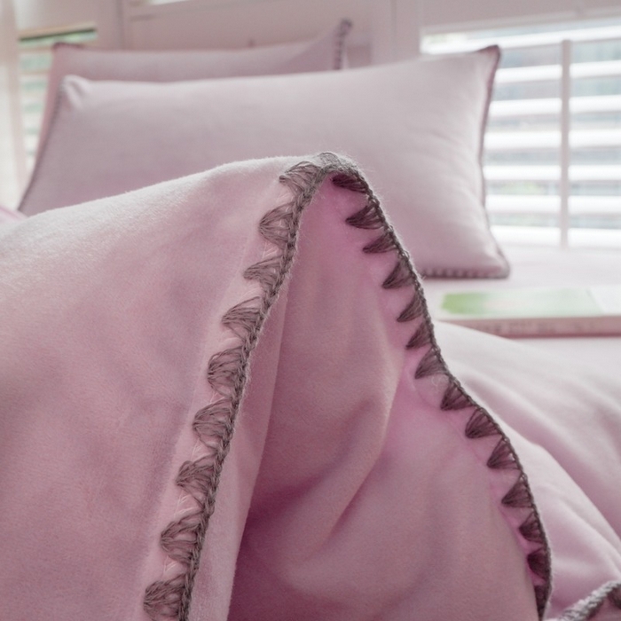 91家纺网 家纺一手货源 找家纺 啊雅家居 2025新款亲肤舒适贝壳边宝宝绒纯色四件套 贝壳清粉