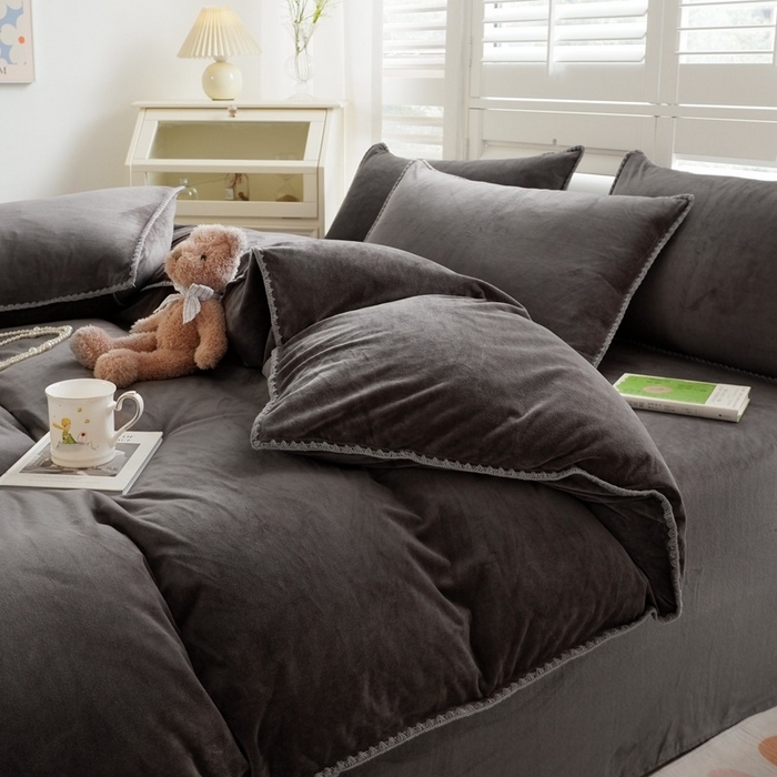 91家纺网 家纺一手货源 找家纺 啊雅家居 2025新款亲肤舒适贝壳边宝宝绒纯色四件套 贝壳黑灰