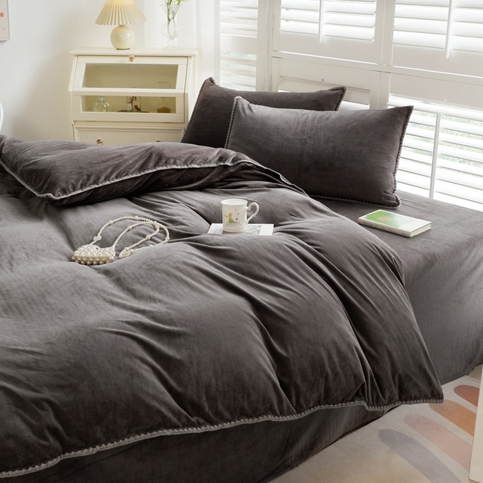 91家纺网 家纺一手货源 找家纺 啊雅家居 2025新款亲肤舒适贝壳边宝宝绒纯色四件套 贝壳黑灰