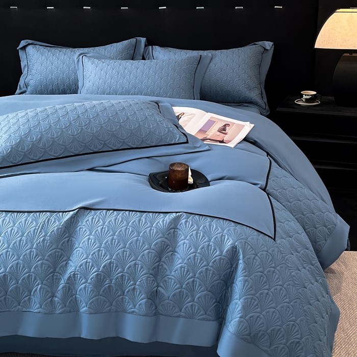 91家纺网 家纺一手货源 找家纺 博纳家纺 2025新款亲肤棉立体绗缝绣花拼角嵌绳四件套-浮光掠影 控价劵后198（严格按控价来） 浮光掠影-宾利蓝