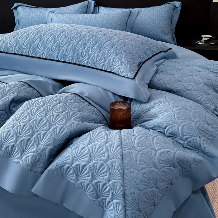 91家纺网 家纺一手货源 找家纺 博纳家纺 2025新款亲肤棉立体绗缝绣花拼角嵌绳四件套-浮光掠影 控价劵后198（严格按控价来） 浮光掠影-宾利蓝