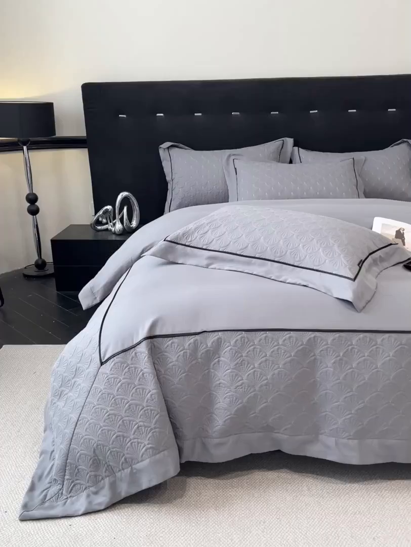 91家纺网 家纺一手货源 找家纺 博纳家纺 2025新款亲肤棉立体绗缝绣花拼角嵌绳四件套-浮光掠影 控价劵后198（严格按控价来） 浮光掠影-宾利蓝