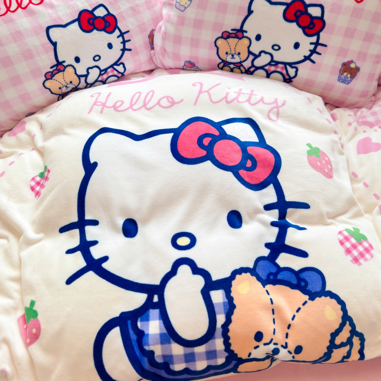 91家纺网 家纺一手货源 找家纺 希诺家居 2025新款正版授权大版三丽鸥数码印花牛奶绒四件套 kt小熊