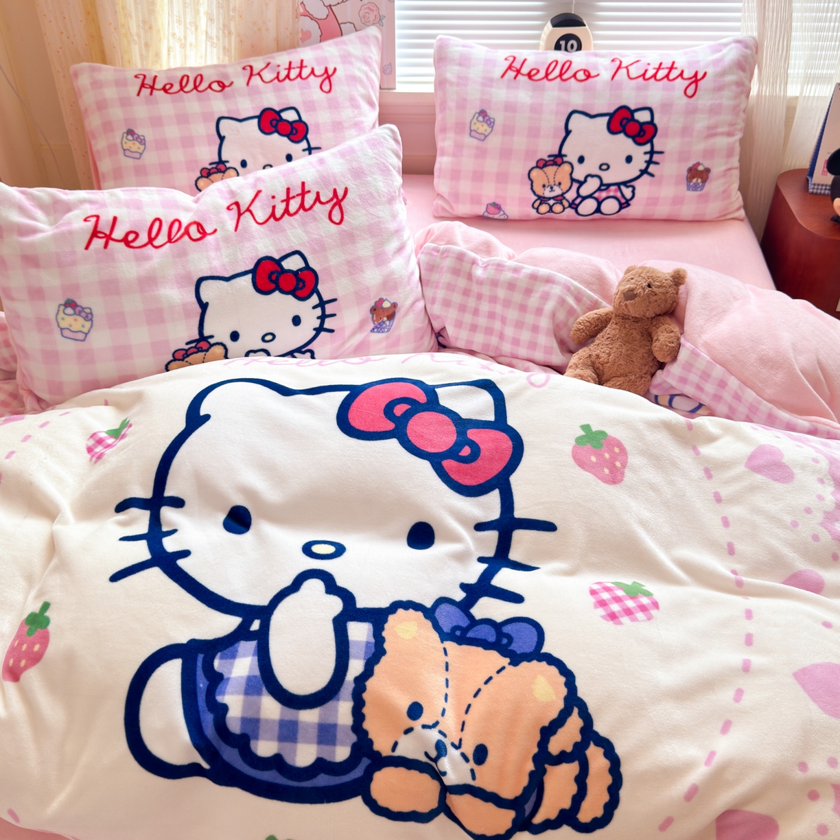 91家纺网 家纺一手货源 找家纺 希诺家居 2025新款正版授权大版三丽鸥数码印花牛奶绒四件套 kt小熊