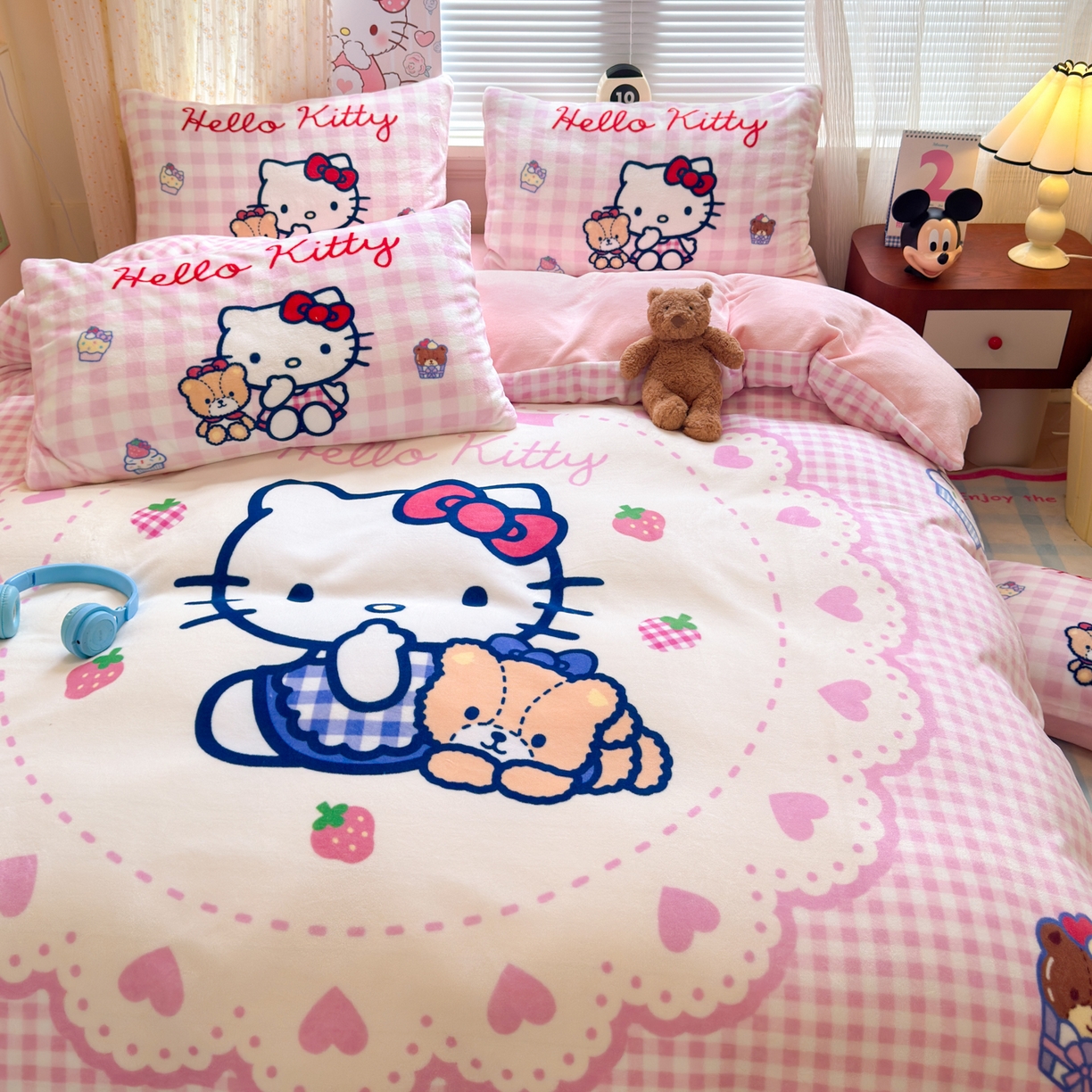 91家纺网 家纺一手货源 找家纺 希诺家居 2025新款正版授权大版三丽鸥数码印花牛奶绒四件套 kt小熊