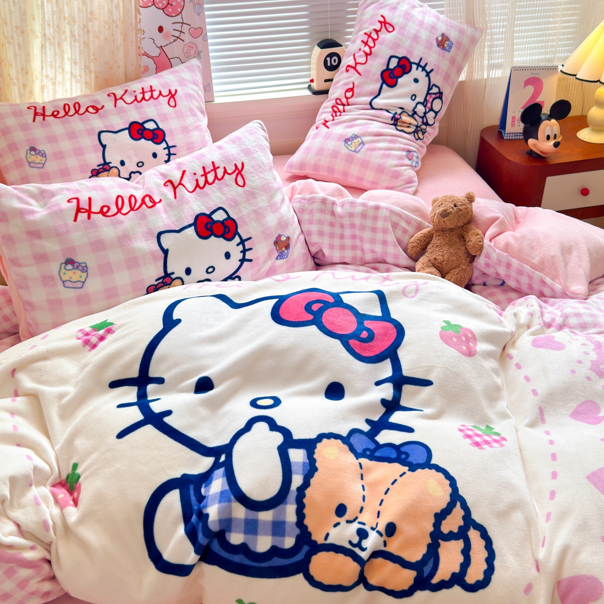 91家纺网 家纺一手货源 找家纺 希诺家居 2025新款正版授权大版三丽鸥数码印花牛奶绒四件套 kt小熊