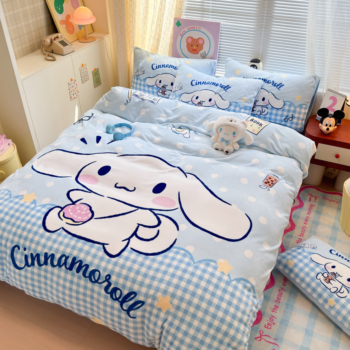 91家纺网 家纺一手货源 找家纺 希诺家居 2025新款正版授权大版三丽鸥数码印花牛奶绒四件套 背包玉桂狗