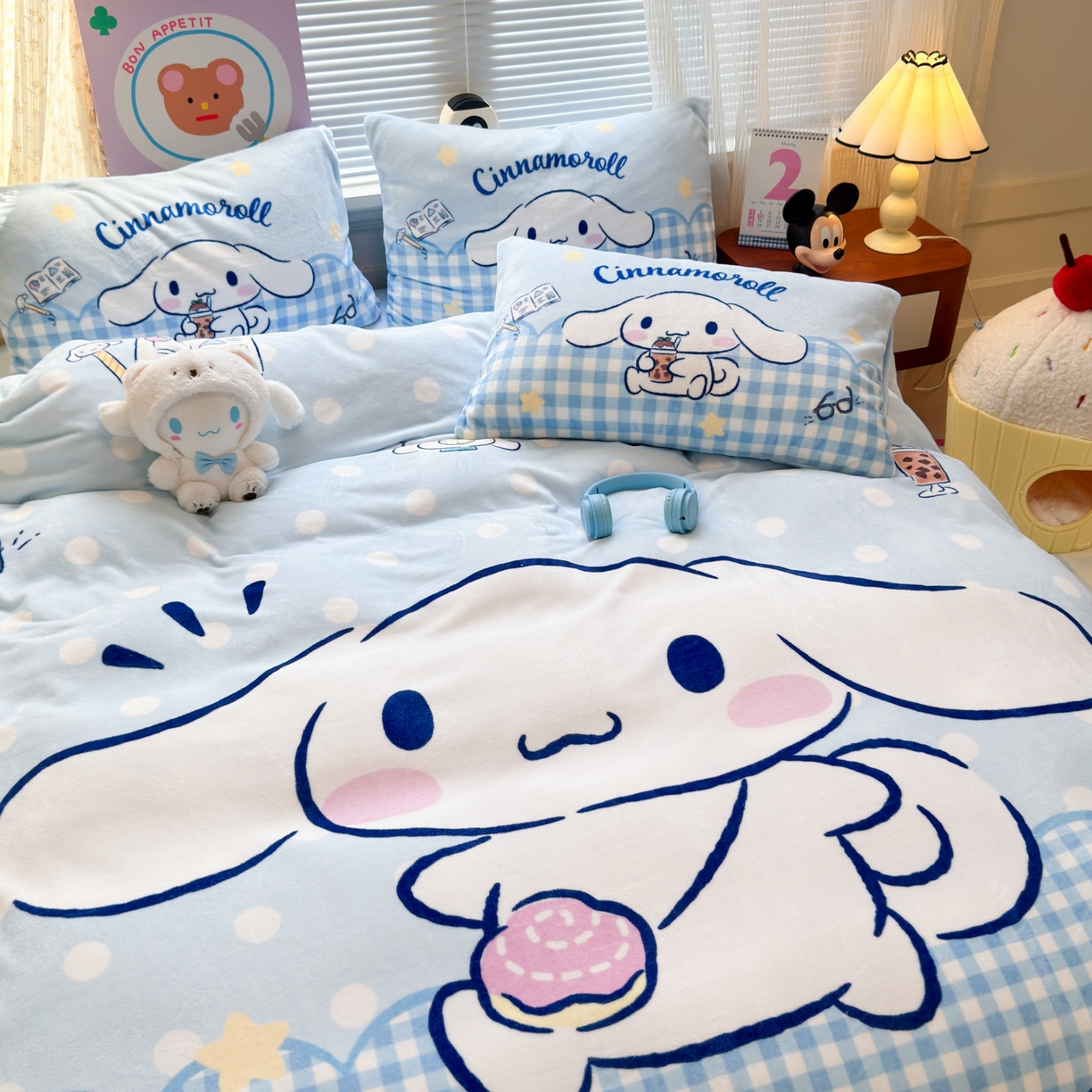 91家纺网 家纺一手货源 找家纺 希诺家居 2025新款正版授权大版三丽鸥数码印花牛奶绒四件套 背包玉桂狗