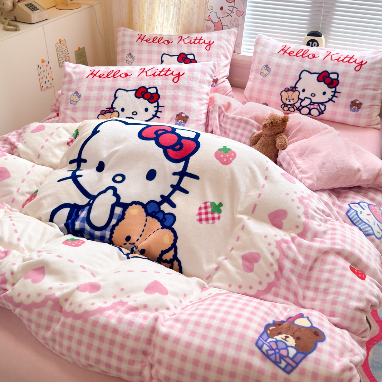 91家纺网 家纺一手货源 找家纺 希诺家居 2025新款正版授权大版三丽鸥数码印花牛奶绒四件套 kt小熊