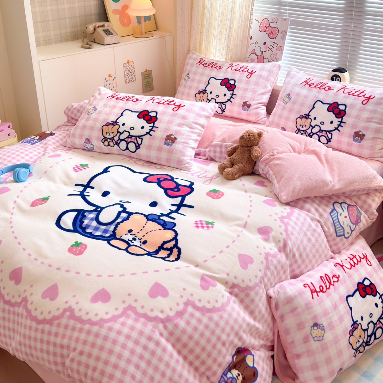 91家纺网 家纺一手货源 找家纺 希诺家居 2025新款正版授权大版三丽鸥数码印花牛奶绒四件套 kt小熊