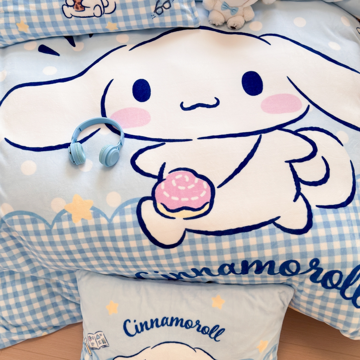 91家纺网 家纺一手货源 找家纺 希诺家居 2025新款正版授权大版三丽鸥数码印花牛奶绒四件套 背包玉桂狗