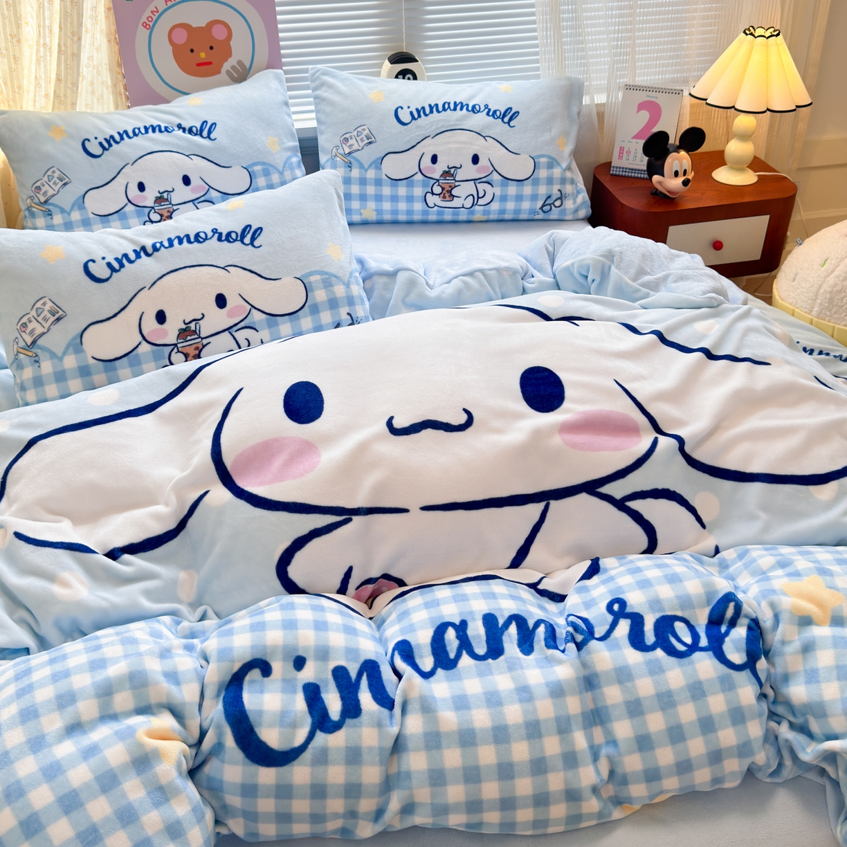 91家纺网 家纺一手货源 找家纺 希诺家居 2025新款正版授权大版三丽鸥数码印花牛奶绒四件套 背包玉桂狗