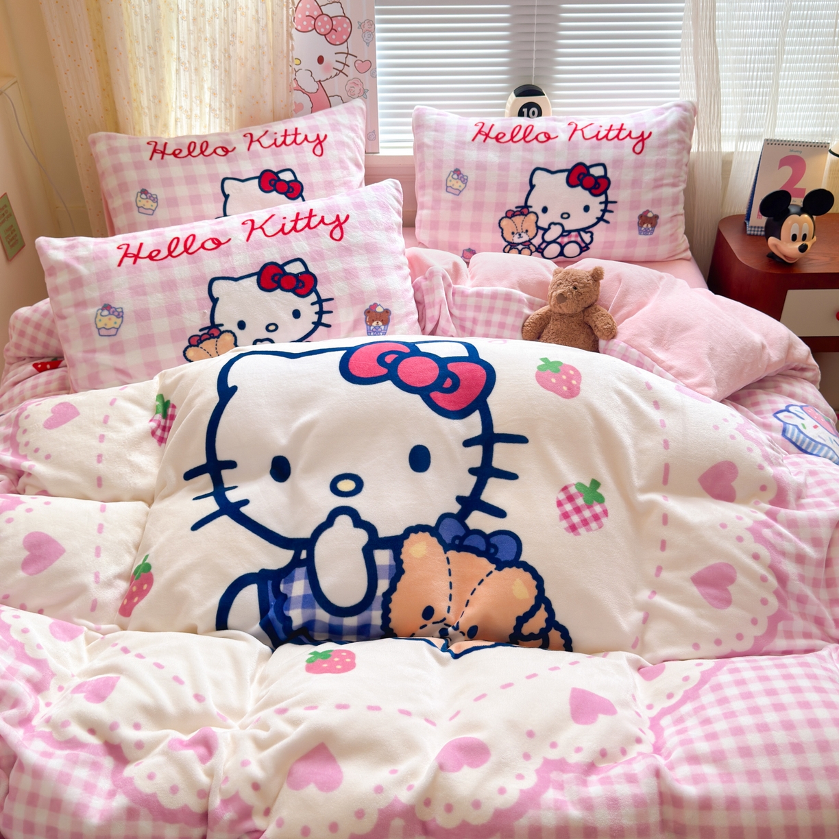 91家纺网 家纺一手货源 找家纺 希诺家居 2025新款正版授权大版三丽鸥数码印花牛奶绒四件套 kt小熊