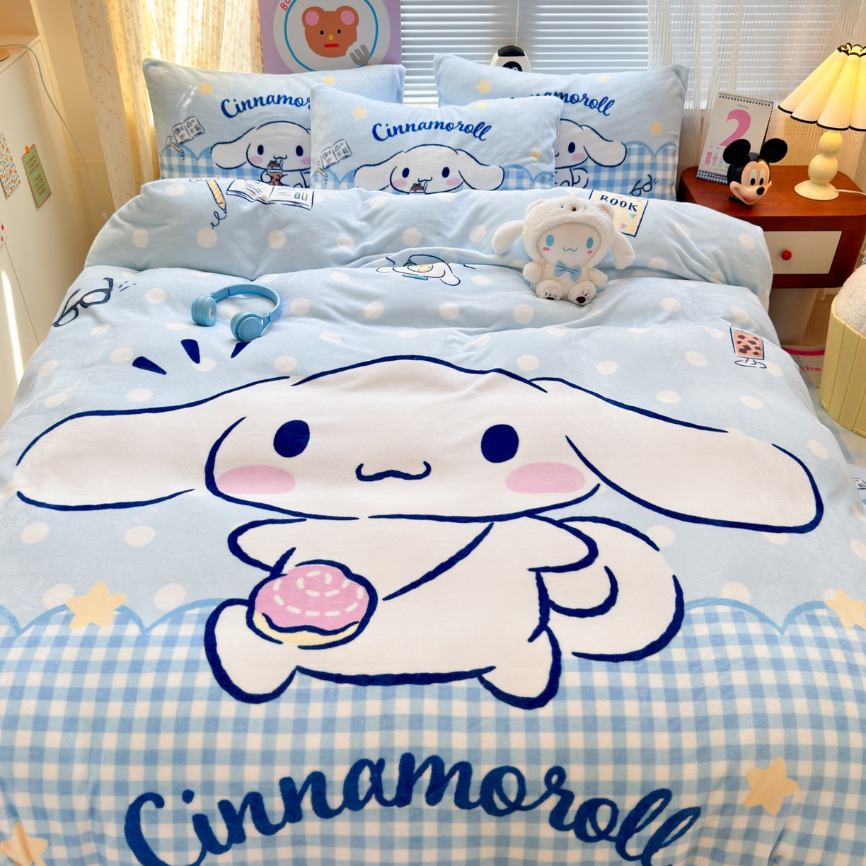 91家纺网 家纺一手货源 找家纺 希诺家居 2025新款正版授权大版三丽鸥数码印花牛奶绒四件套 背包玉桂狗