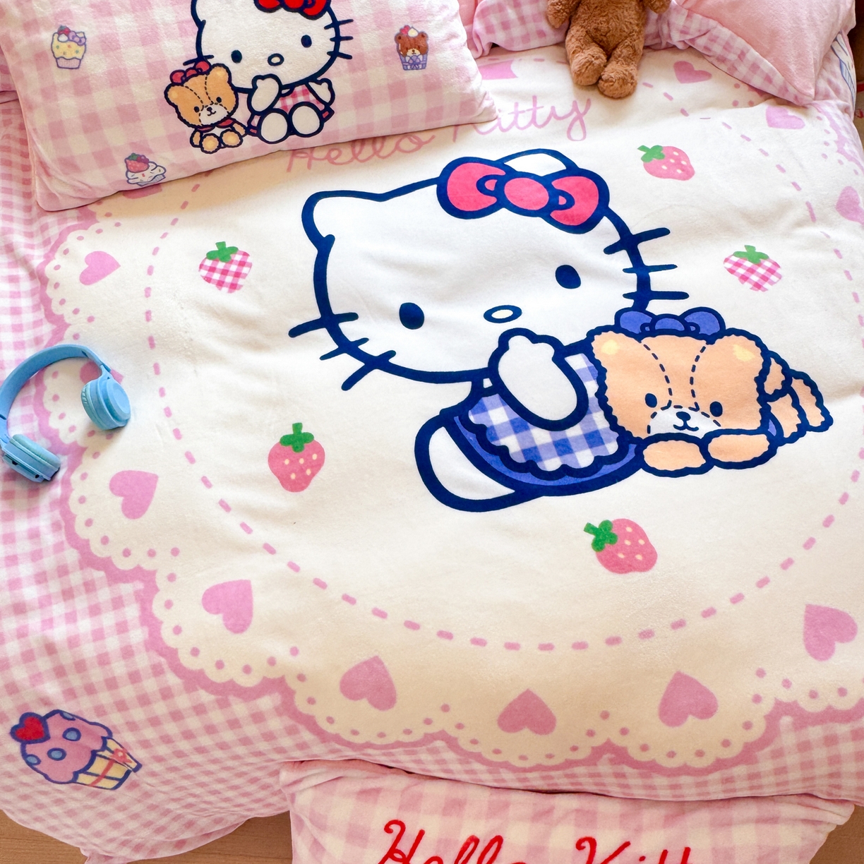 91家纺网 家纺一手货源 找家纺 希诺家居 2025新款正版授权大版三丽鸥数码印花牛奶绒四件套 kt小熊