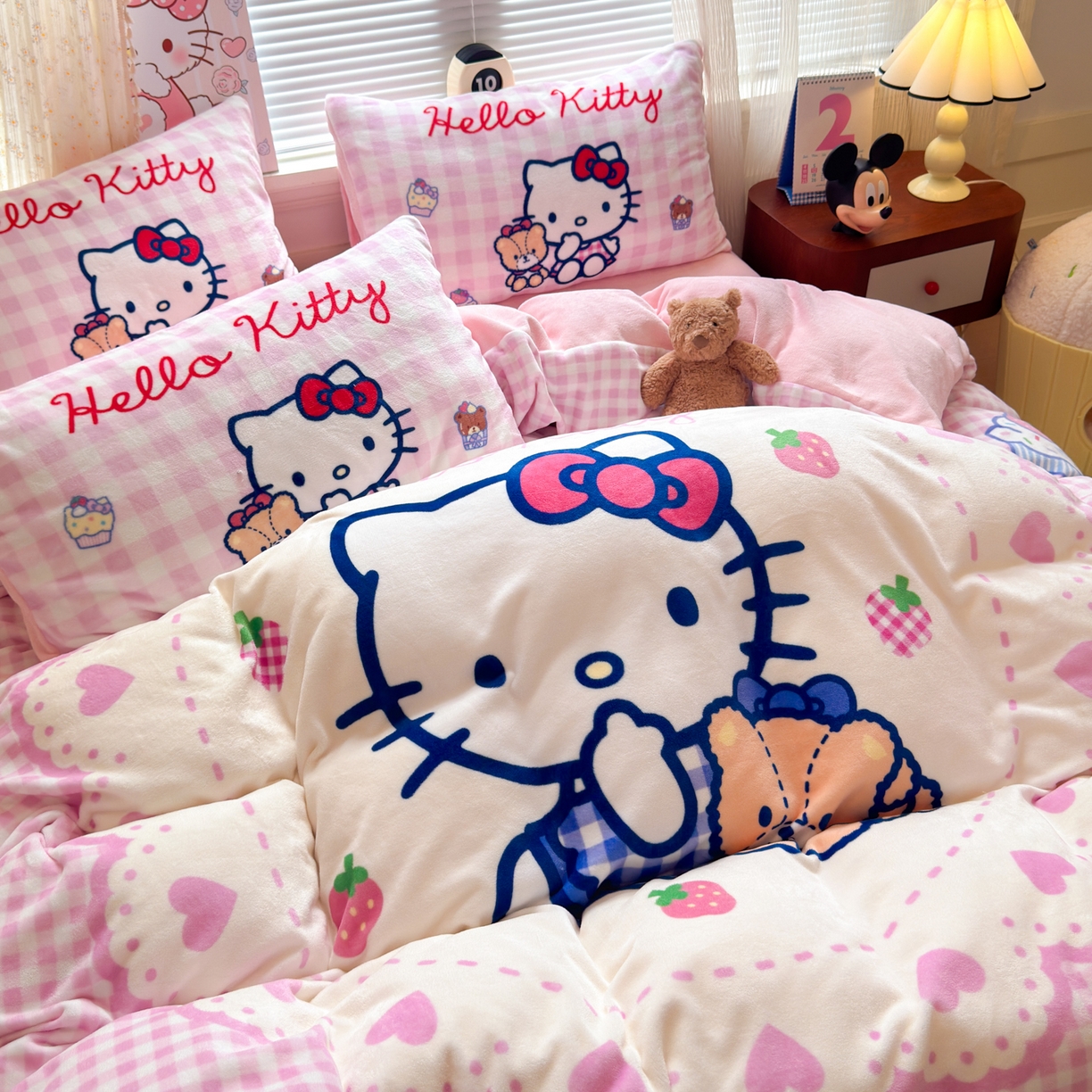 91家纺网 家纺一手货源 找家纺 希诺家居 2025新款正版授权大版三丽鸥数码印花牛奶绒四件套 kt小熊