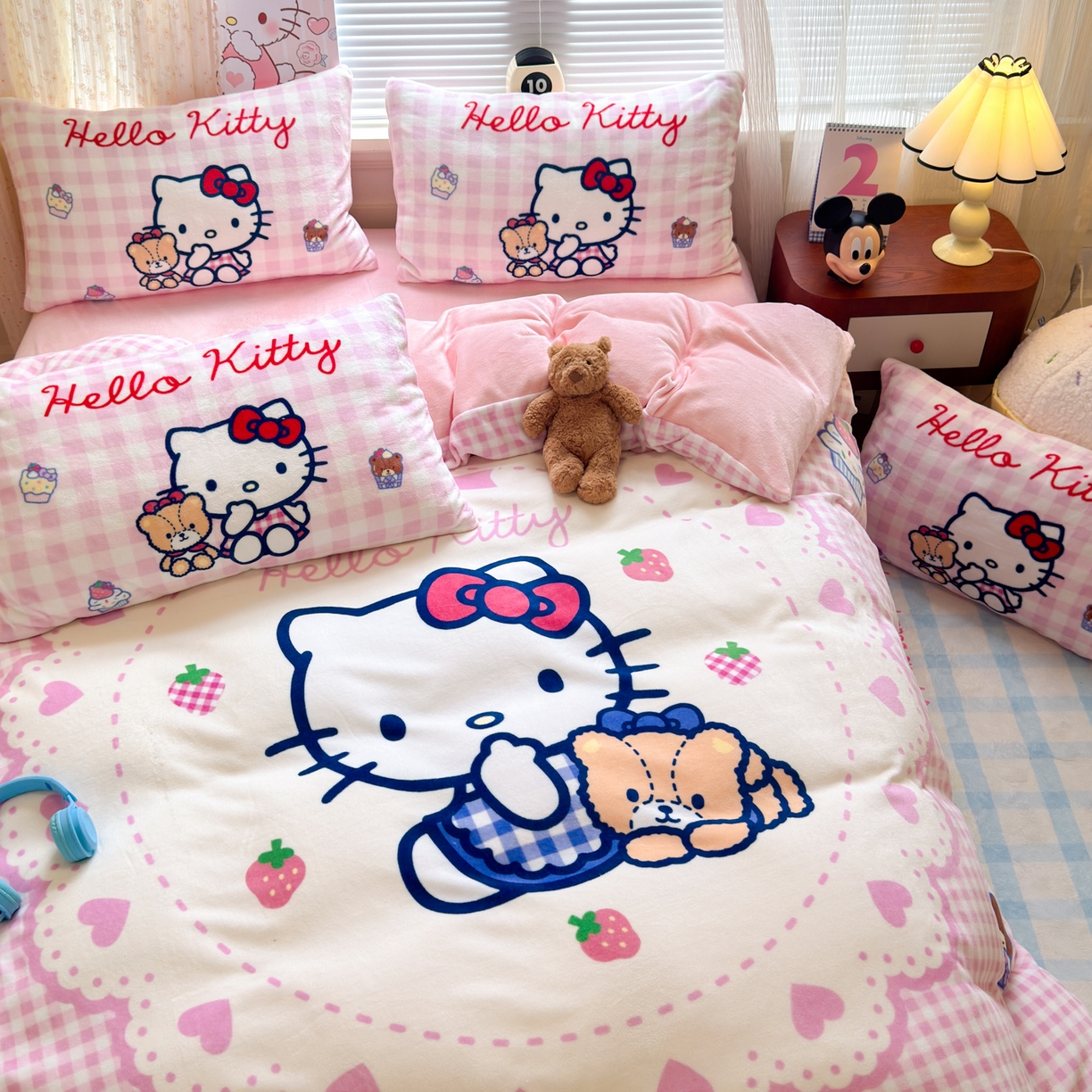 91家纺网 家纺一手货源 找家纺 希诺家居 2025新款正版授权大版三丽鸥数码印花牛奶绒四件套 kt小熊