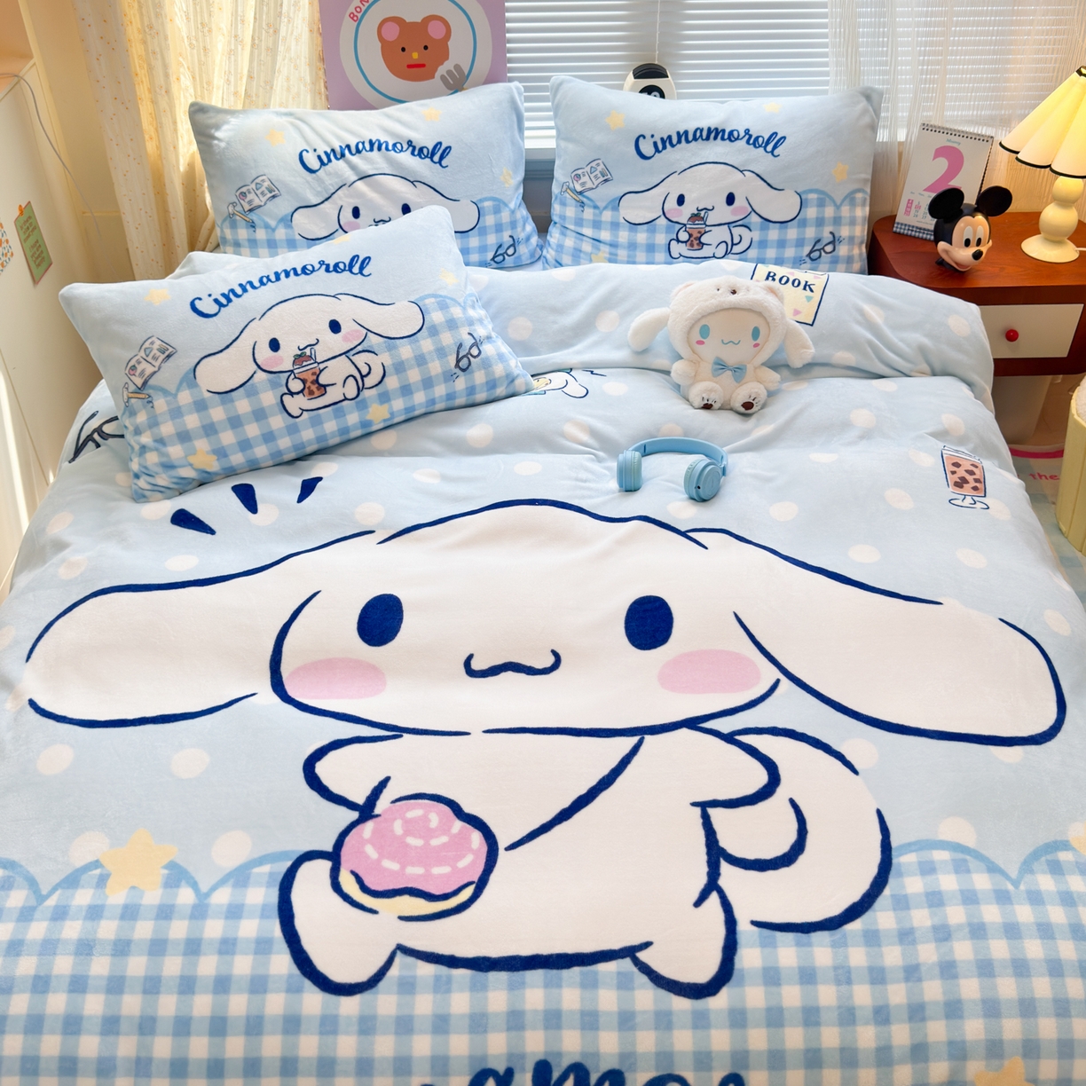 91家纺网 家纺一手货源 找家纺 希诺家居 2025新款正版授权大版三丽鸥数码印花牛奶绒四件套 背包玉桂狗