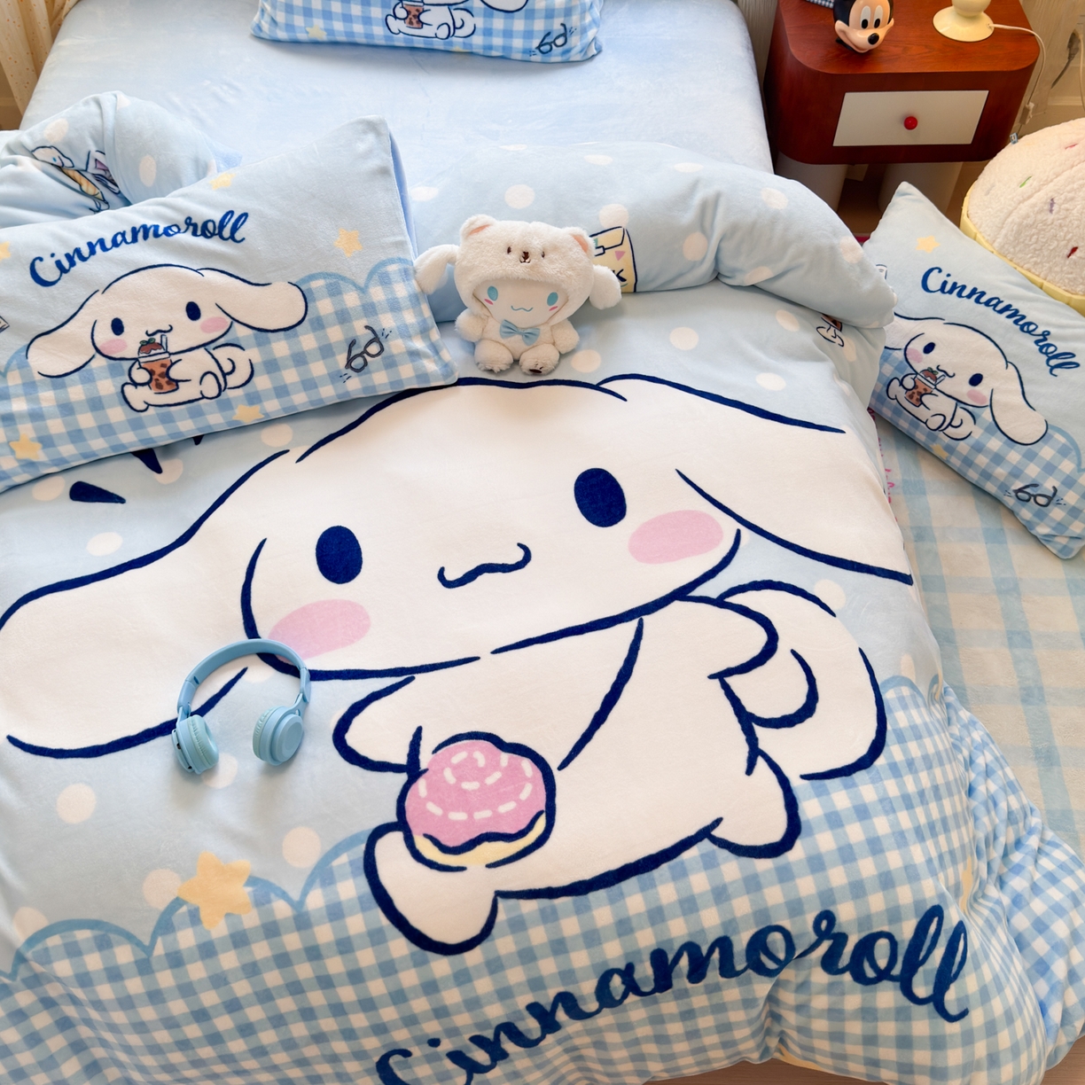 91家纺网 家纺一手货源 找家纺 希诺家居 2025新款正版授权大版三丽鸥数码印花牛奶绒四件套 背包玉桂狗