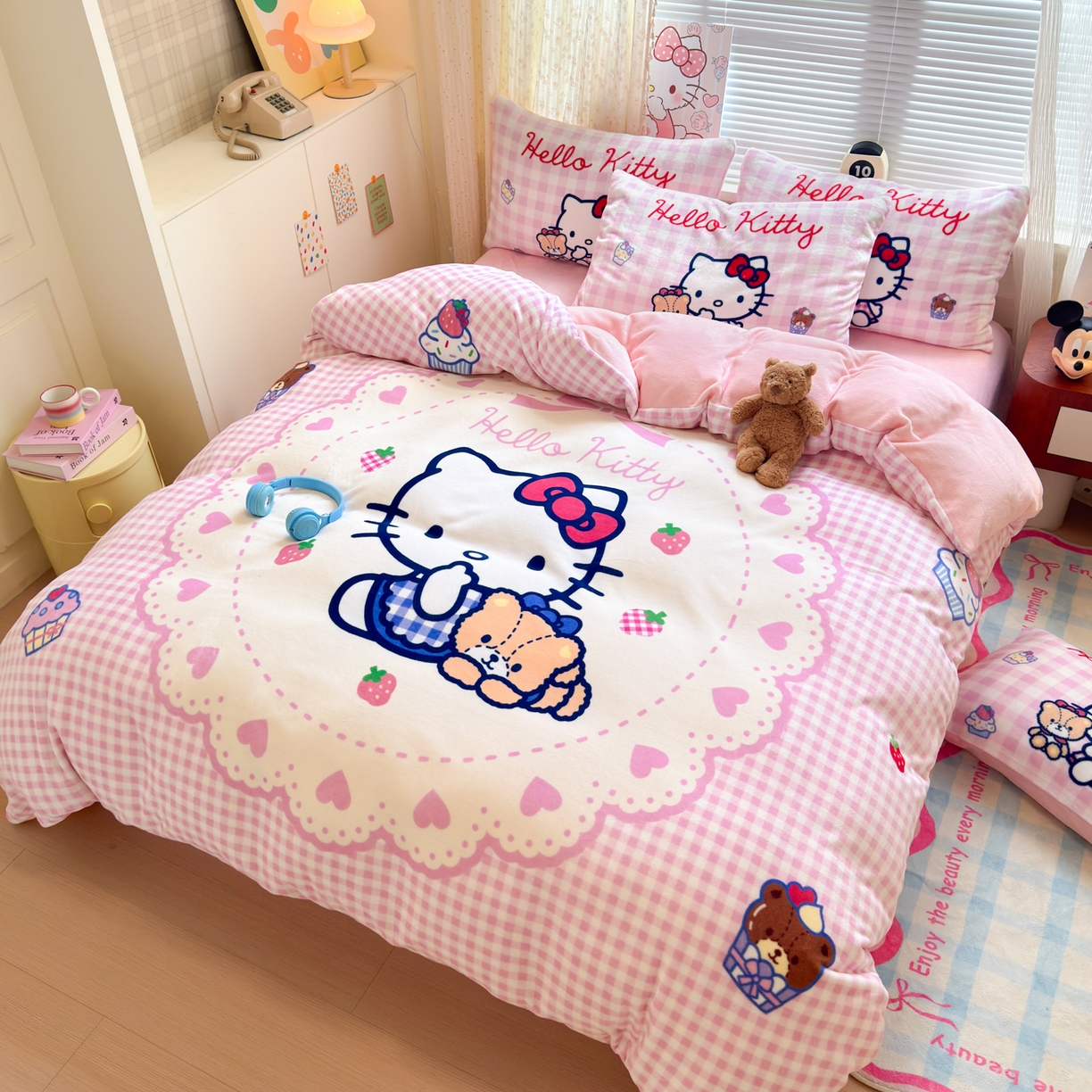 91家纺网 家纺一手货源 找家纺 希诺家居 2025新款正版授权大版三丽鸥数码印花牛奶绒四件套 kt小熊