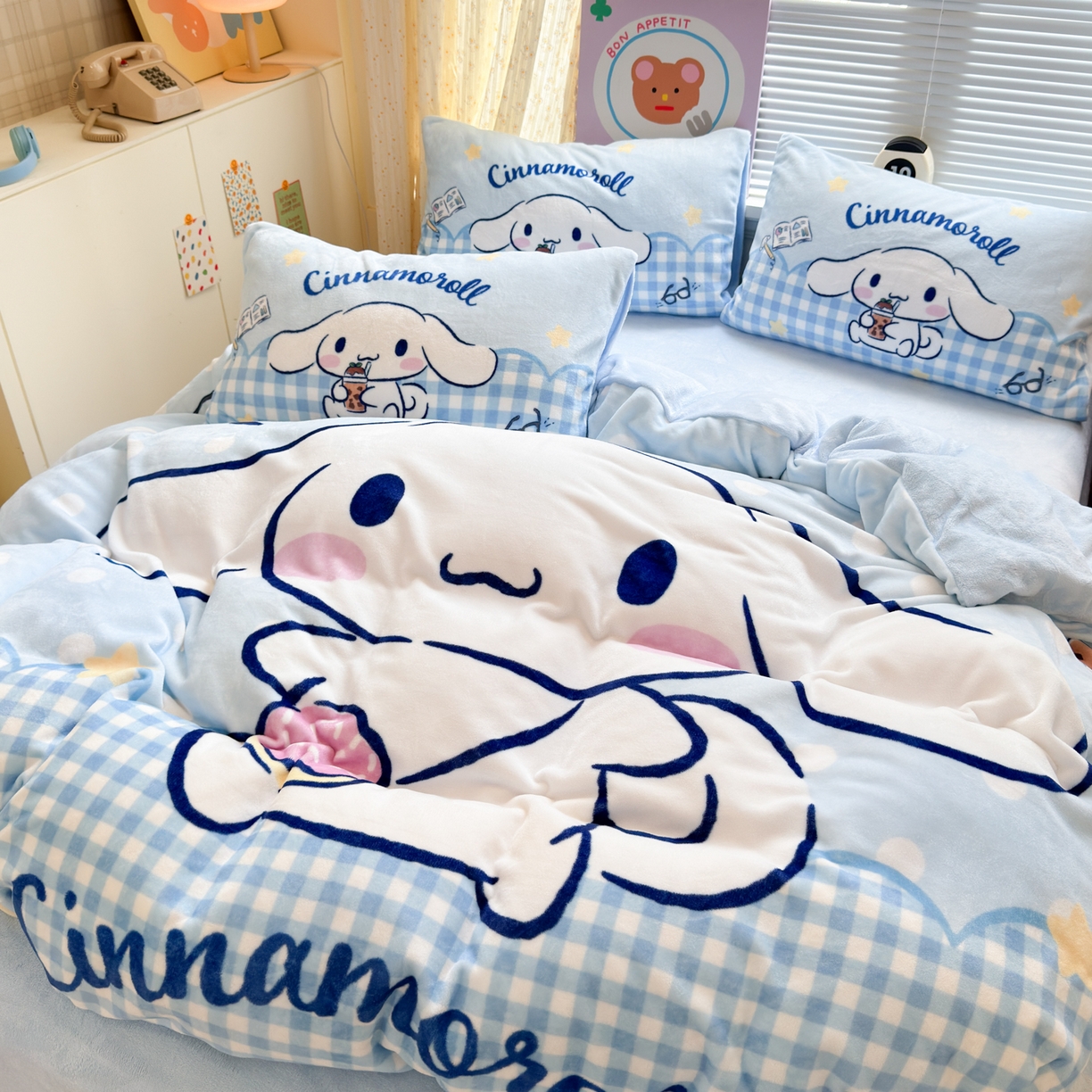 91家纺网 家纺一手货源 找家纺 希诺家居 2025新款正版授权大版三丽鸥数码印花牛奶绒四件套 背包玉桂狗